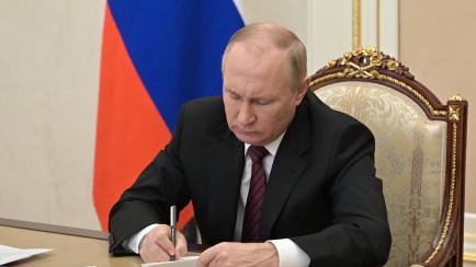 Putin firma un decreto en su despacho