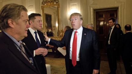Trump saluda a Musk en presencia de su exasesor Steve Bannon en un acto en 2017