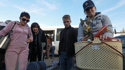 Un grupo de civiles evacuados de Jersón por parte de Rusia.