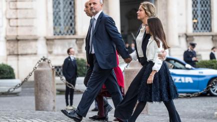 El nuevo ministro de Sanidad, Orazio Schillaci, acompañado de su familia antes del acto de formación del nuevo Gobierno en el Quirinal.