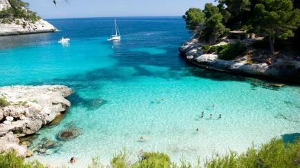 La cala Mitjana en la isla de Menorca.