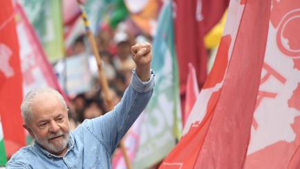  Lula da Silva saluda a sus seguidores en un acto de las elecciones en Brasil