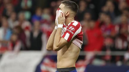 Yannick Carrasco se lamenta tras fallar el penalti clave en el último segundo del Atlético-Bayer