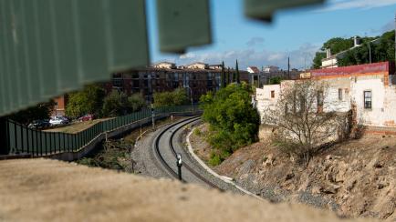 Las vías del tren vistas desde el barrio de San Fernando, al sur de las vías.