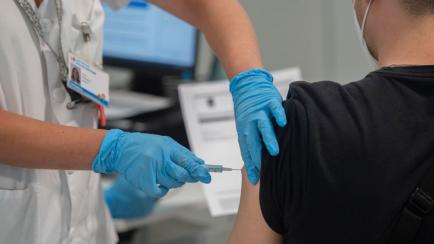 Un hombre recibe una dosis de la vacuna contra el coronavirus, el pasado 13 de julio, en Madrid.