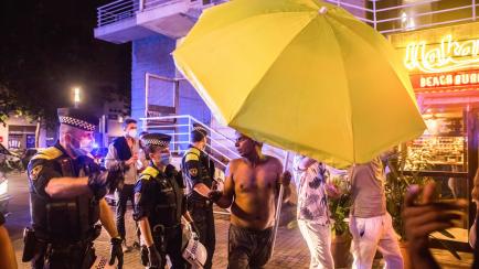 La policía desaloja una playa en Barcelona tras el toque de queda