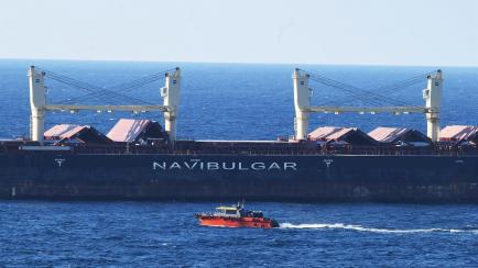 Un buque de la segunda caravana de barcos que transportan granos desde Ucrania llega al estrecho del Bósforo en Estambul.