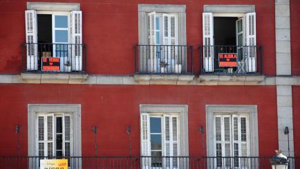 Carteles de 'se vende' o 'se alquila', en una imagen de archivo en Madrid.