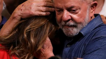 Lula abraza a su mujer tras conocer su victoria en las presidenciales de Brasil.