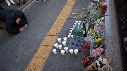 Un hombre lamenta la tragedia ante el punto de homenaje a las víctimas de la tragedia de la fiesta de Halloween en Seúl.