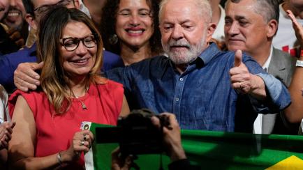 Lula da Silva celebra su victoria electoral después de su primer discurso público.