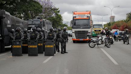 Policías frente a los bloqueos de seguidores de Bolsonaro.