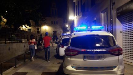 Dos patrullas de la Policía patrullan en Ourense (Galicia), el pasado 4 de julio.