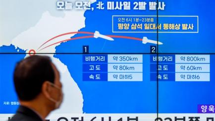 Imagen de archivo de la televisión surcoreana informando del lanzamiento de misiles desde Corea del Norte en el mar del Este