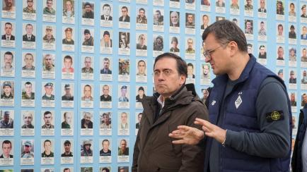Dmytro Kuleba habla con Jose Manuel Albares mientras visitan el Muro de la Memoria.
