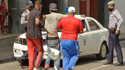 Un hombre es arrestado en La Habana durante las protestas contra el Gobierno, el pasado 11 de julio. 