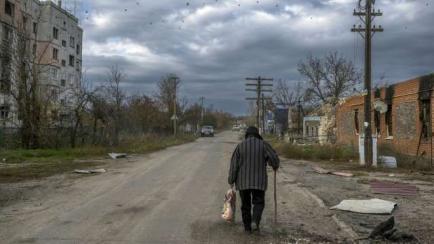 Una anciana camina por las calles de Jersón, que fue recuperada recientemente por Ucrania.