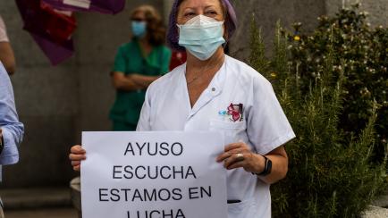 MADRID, SPAIN - 2020/09/15: A healthcare worker protesting in Hospital Clinico San Carlos against the management of the President of the Community of Madrid Isabel Diaz Ayuso of the coronavirus crisis, denouncing the need for more personnel and ...