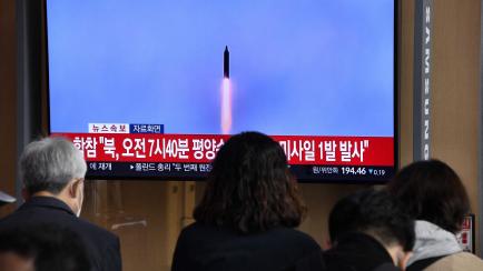 Foto de archivo de gente viendo en una televisión en lanzamiento de un misil norcoreano.
