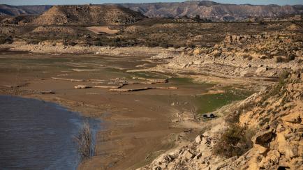 Foto de archivo de un pantano sin agua en España.
