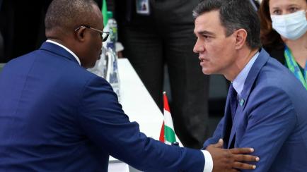 Sánchez saluda al presidente de Senegal, Macky Sall, en una imagen de archivo