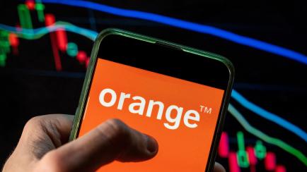 Ilustración de un logo de Orange en un móvil