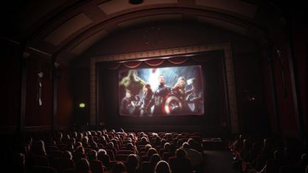 Una sala de cine con 'Los vengadores' en pantalla.