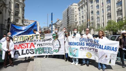 Varias personas, con pancartas de la Asociación de Médicos y Titulados Superiores de Madrid (AMYTS).