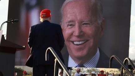 Trump observa un vídeo de Biden durante un mitin de campaña por las 'midterm'.