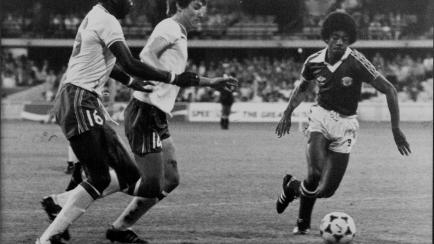 Salman, a la derecha, en un partido entre Inglaterra y Catar en 1981
