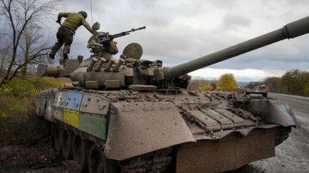 Soldados ucranianos revisan un tanque ruso capturado en la carretera a Bakhmut, en Donetsk, el pasado 27 de octubre. 