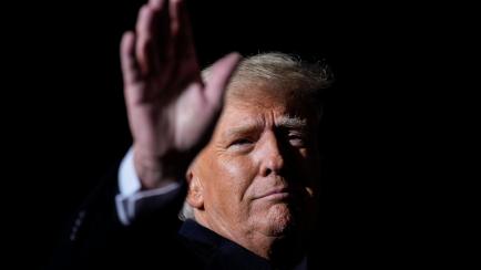 Donald Trump saluda durante su intervención en el acto de cierre de campaña en Ohio.