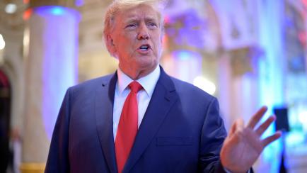 Donald Trump, con gesto serio en su mansión de Mar-a-Lago en un evento organizado con motivo de la noche electoral
