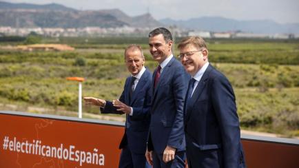 El CEO de Volkswagen, Herbert Diess; el presidente del Gobierno, Pedro Sánchez; y el presidente de la Generalitat valenciana, Ximo Puig, durante la presentación del proyecto de la gigafactoría de baterías de Sagunto, ...