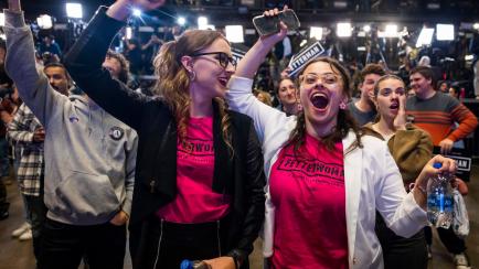 Dos seguidoras demócratas celebran la victoria del candidato por Pennsylvania