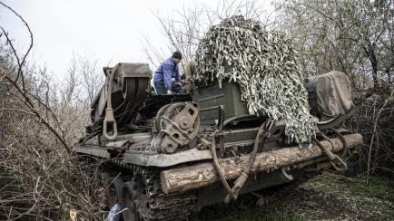 Soldados ucranianos reparan un tanque en la región de Jersón (Ucrania), el 9 de noviembre de 2022.  