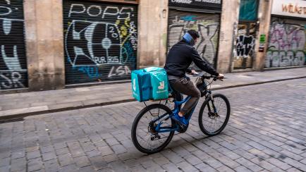 Un repartidor de Deliveroo, en la calle Ferrán de Barcelona