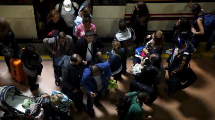 Varios viajeros acceden a un tren en la estación de Atocha