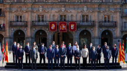 El rey Felipe junto con el presidente del Gobierno, Pedro Sánchez, y los dirigentes autonómicos posan para la foto de familia de la XXIV Conferencia de Presidentes