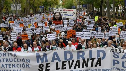 Miles de personas se manifiestan en defensa de la sanidad pública en Madrid. 