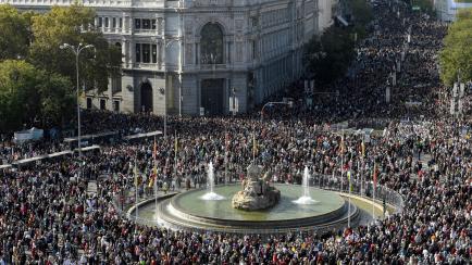 Miles de personas se manifiestan en defensa de la sanidad pública en Madrid.