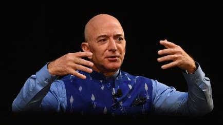 Jeff Bezos, gesticulando en una intervención en India