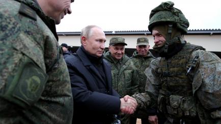 Putin saluda a unos soldados en Rusia