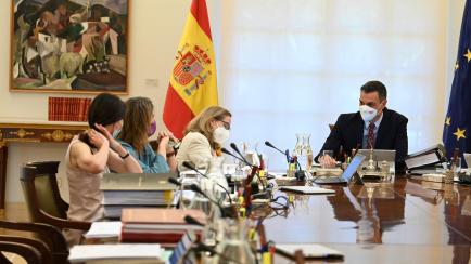 El presidente del Gobierno, Pedro Sánchez (dcha), este martes en la reunión del Consejo de Ministros.