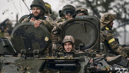 Soldados ucranianos a bordo de un tanque en la región de Donetsk, Ucrania