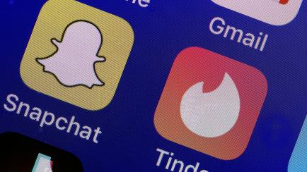 Icono de Tinder y de Snapchat en un iPhone. (Photo by Chesnot/Getty Images)