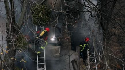 Equipos de emergencia trabajan sobre uno de los edificios residenciales atacados en Kiev, este martes. 