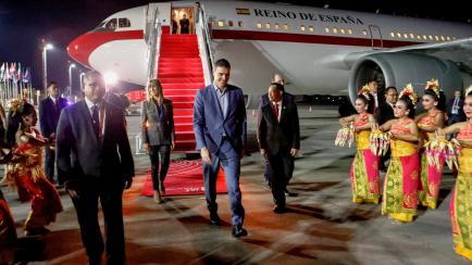 Pedro Sánchez y su mujer Begoña Gómez aterrizan en el aeropuerto de Bali