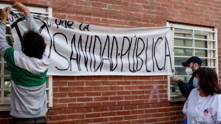 MADRID, SPAIN - 2020/10/01: Protesters hang a banner in support of public healthcare at the Entrevias health center during the demonstration.
The protesters are in favor of Public Healthcare and against the management of the President of the Com...