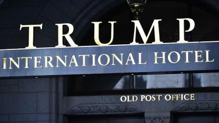 Cartel del Hotel Trump International en la entradad el establecimiento en Washington.